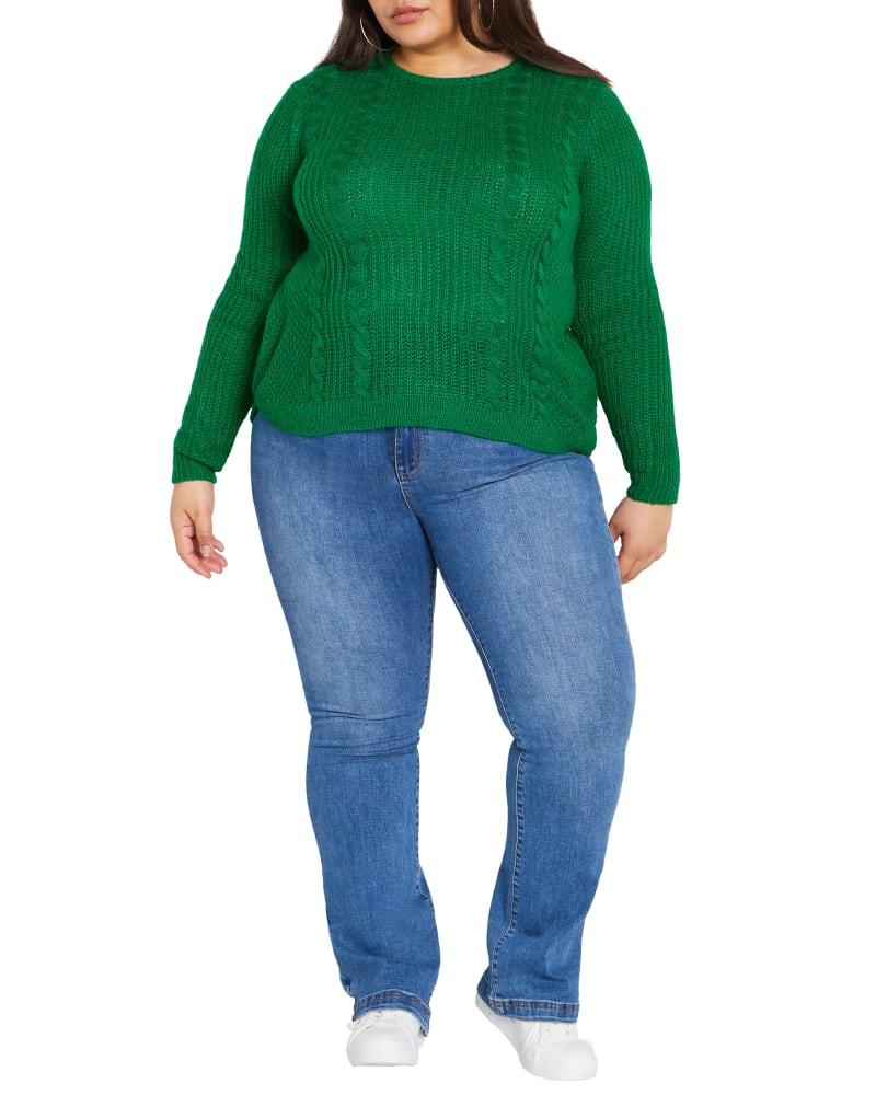 Front of a model wearing a size 22/24 SWEATER CABLE in Kelly Green by avenue. | dia_product_style_image_id:320302